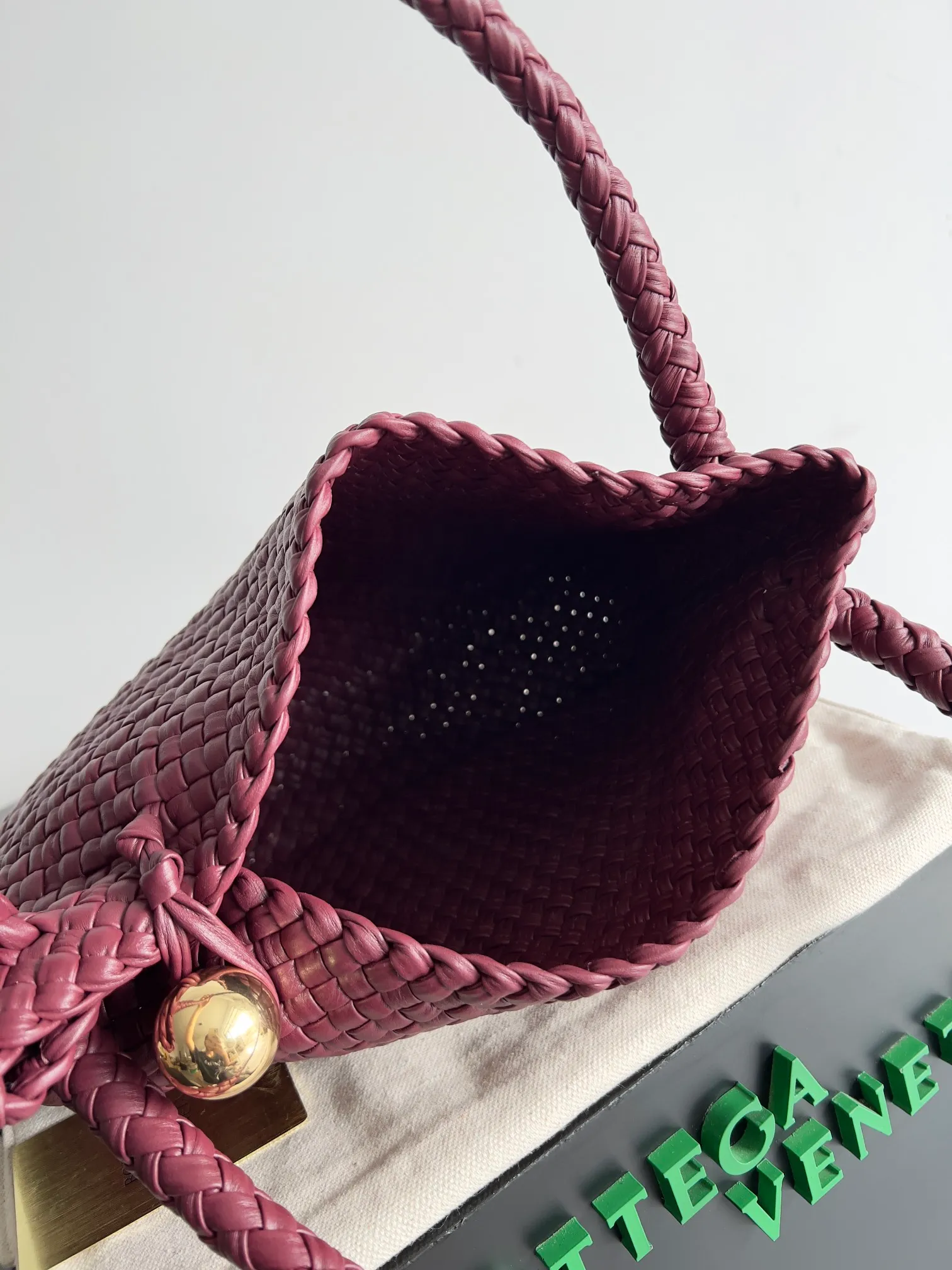 Batch 5760 BV collectible small woven handbags are really YYDS!! Bottega Veneta’s most classic small woven handbags are back! ! We use the highest quality leather with the highest craftsmanship❤️ to create the most expensive works. We have created the original Intrecciato leather weaving process❤️ This unique traditional exclusive leather weaving method has not only become our logo but also reflects the time-consuming and labor-intensive craftsmanship of our products❤️ The new TOSCA handbag must be a selection worth collecting🆕⚠️⚠️Babies, malachite can be sold separately and can be assembled by yourself Style number: 716974 Size: 27*9*18cm